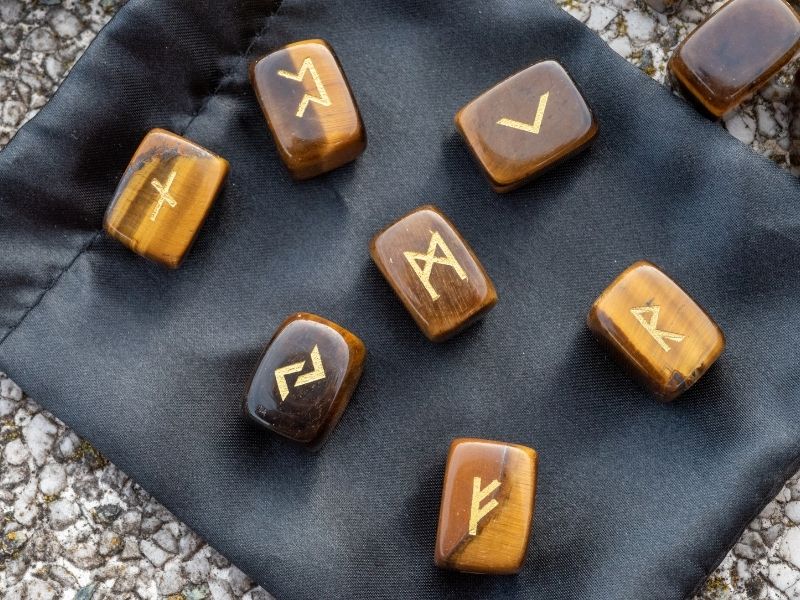 Biżuteria, a bezpieczeństwo pracy – styl i zasady BHP