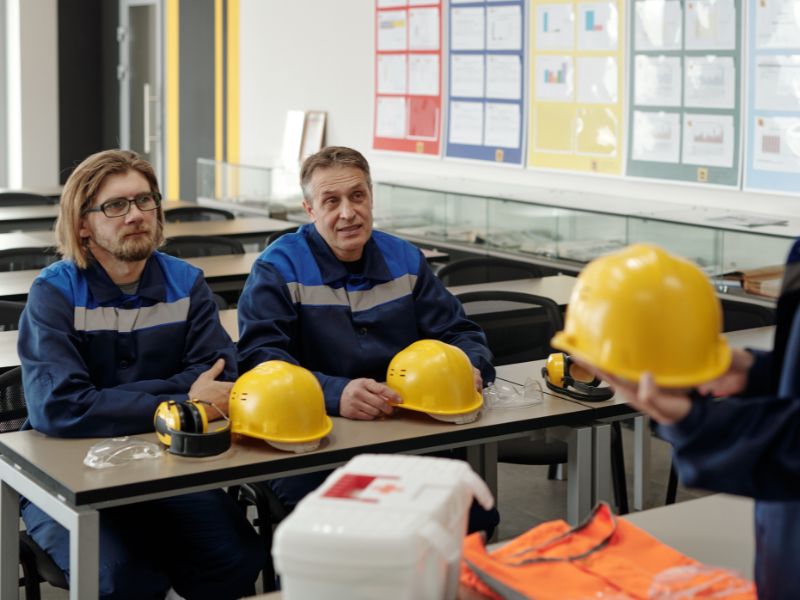 Jak przestrzegać zasad BHP podczas używania maszyn produkcyjnych?